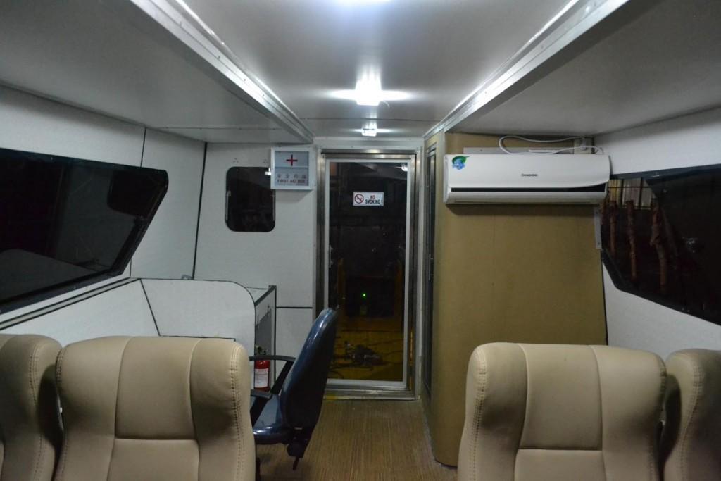 Interior dalam catamaran JC 1032